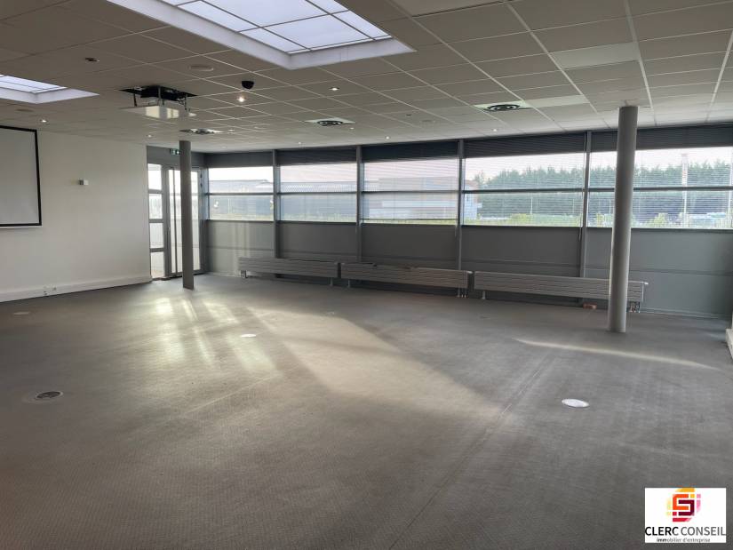 Location - Bureaux 469m² - Bernay